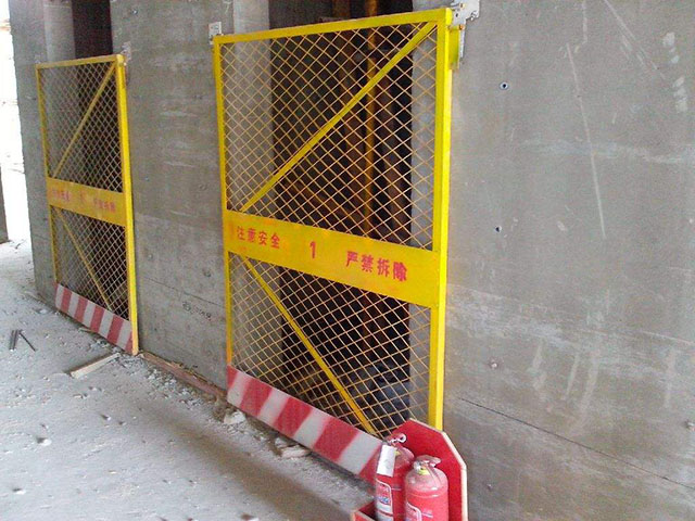 施工电梯防护门的安全操作要点