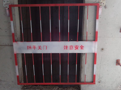 锌钢电梯井口防护门案例